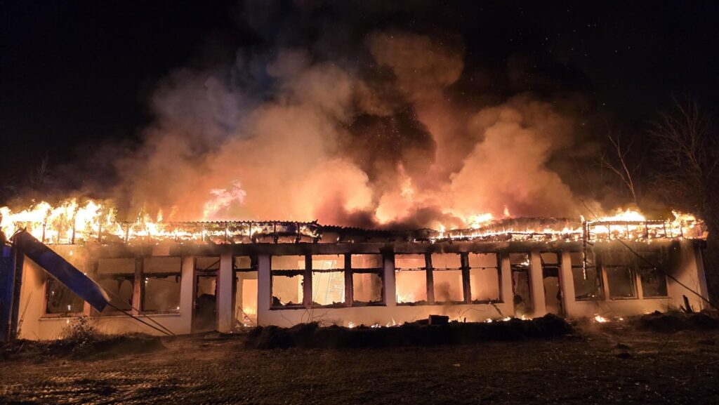 2025-01-25-21421-1-NI-Bersenbrueck-Gebaeude-Vollbrand-NWM-TV-01-1024x577 Großbrand in Bersenbrück: Flammen zerstören alten Sprachheilkindergarten