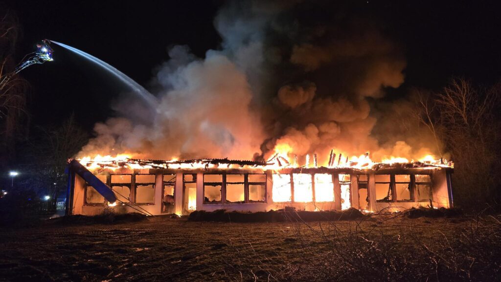 2025-01-25-21421-1-NI-Bersenbrueck-Gebaeude-Vollbrand-NWM-TV-07-1024x577 Großbrand in Bersenbrück: Flammen zerstören alten Sprachheilkindergarten