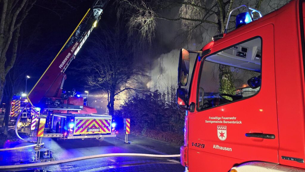 2025-01-25-21421-1-NI-Bersenbrueck-Gebaeude-Vollbrand-NWM-TV-11-1024x577 Großbrand in Bersenbrück: Flammen zerstören alten Sprachheilkindergarten