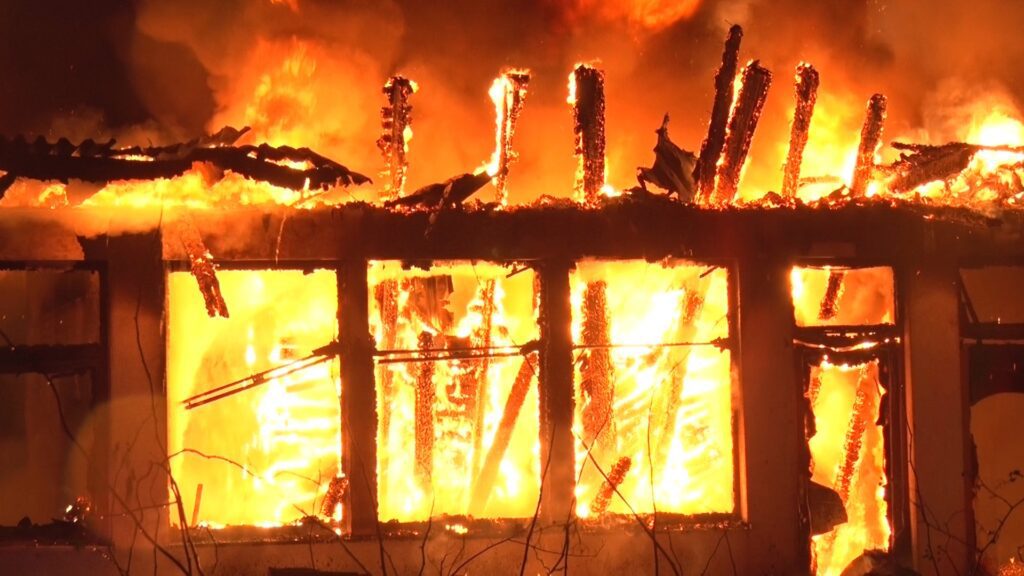 2025-01-25-21421-1-NI-Bersenbrueck-Gebaeude-Vollbrand18-NWM-TV-1024x576 Großbrand in Bersenbrück: Flammen zerstören alten Sprachheilkindergarten