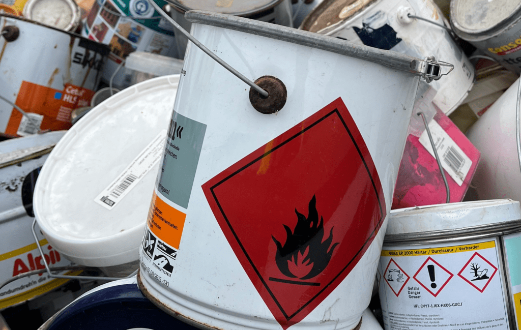 Gift im Keller? Warum das AWIGO-Schadstoffmobil 2026 für viele Haushalte unverzichtbar ist